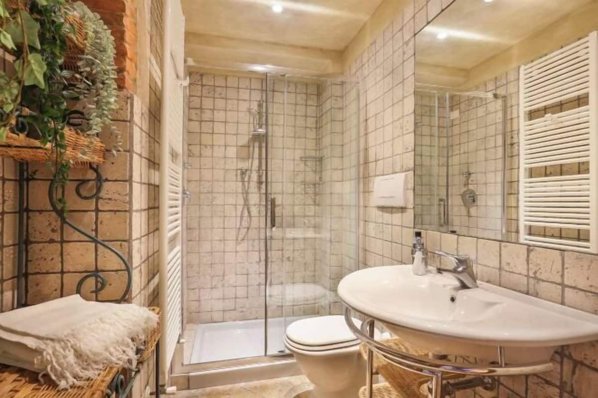 Banheiro | Chuveiro, produtos de toalete grátis, secador de cabelo