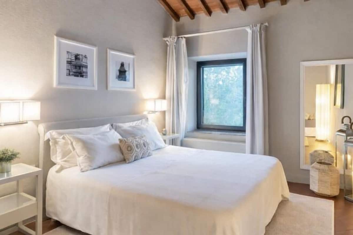 Hypo-allergenic bedding, down comforters, cribs/infant beds, free WiFi