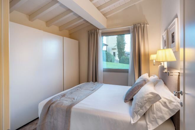 Hypo-allergenic bedding, down comforters, free WiFi, bed sheets