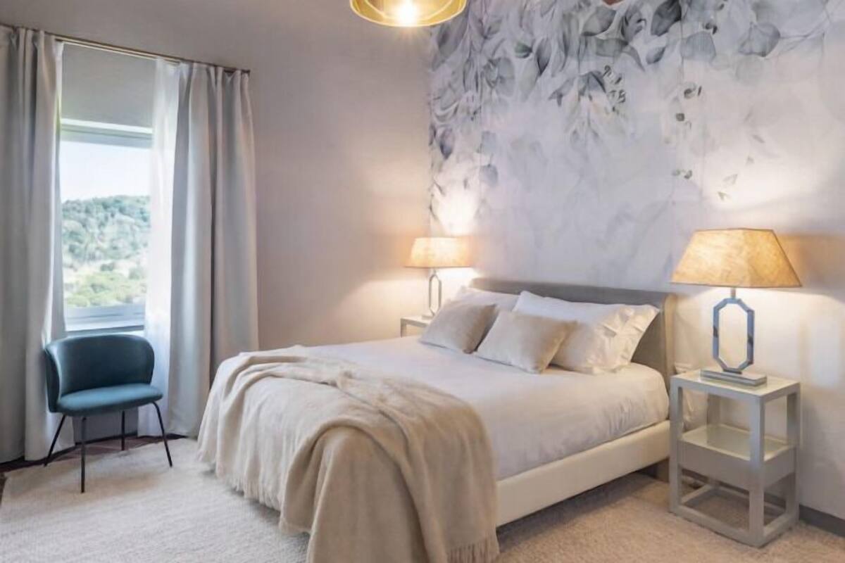 Hypo-allergenic bedding, down comforters, free WiFi, bed sheets