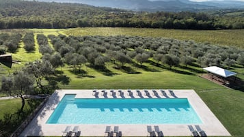 Außenpool (je nach Saison geöffnet), Liegestühle