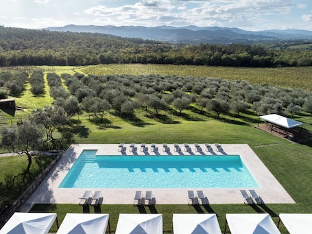Seasonal outdoor pool, open 8 AM to 8 PM, pool loungers. Borgo Iesolana Country Retreat
