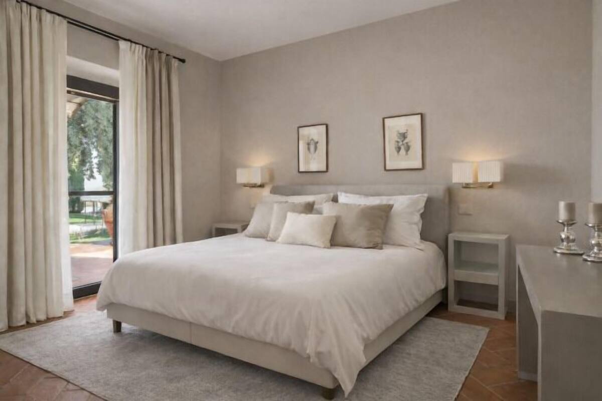 Hypo-allergenic bedding, down comforters, free WiFi, bed sheets