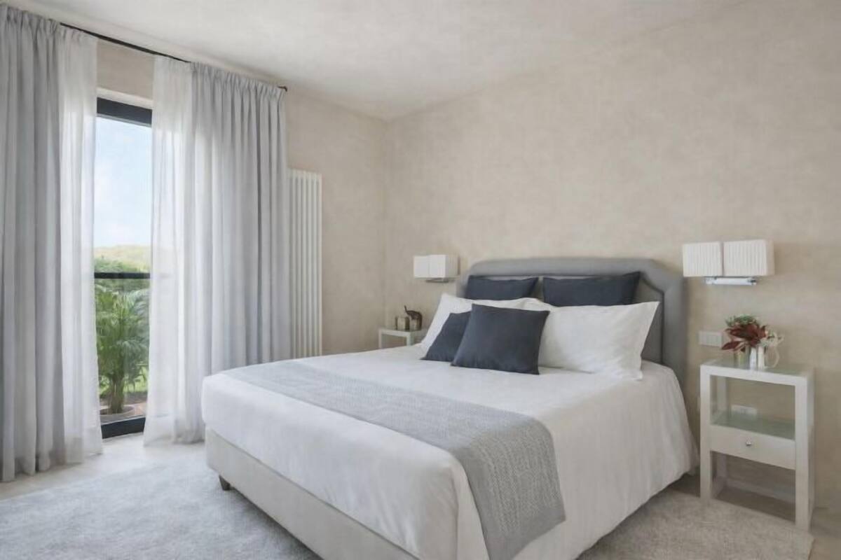 Hypo-allergenic bedding, down duvets, cots/infant beds, free WiFi