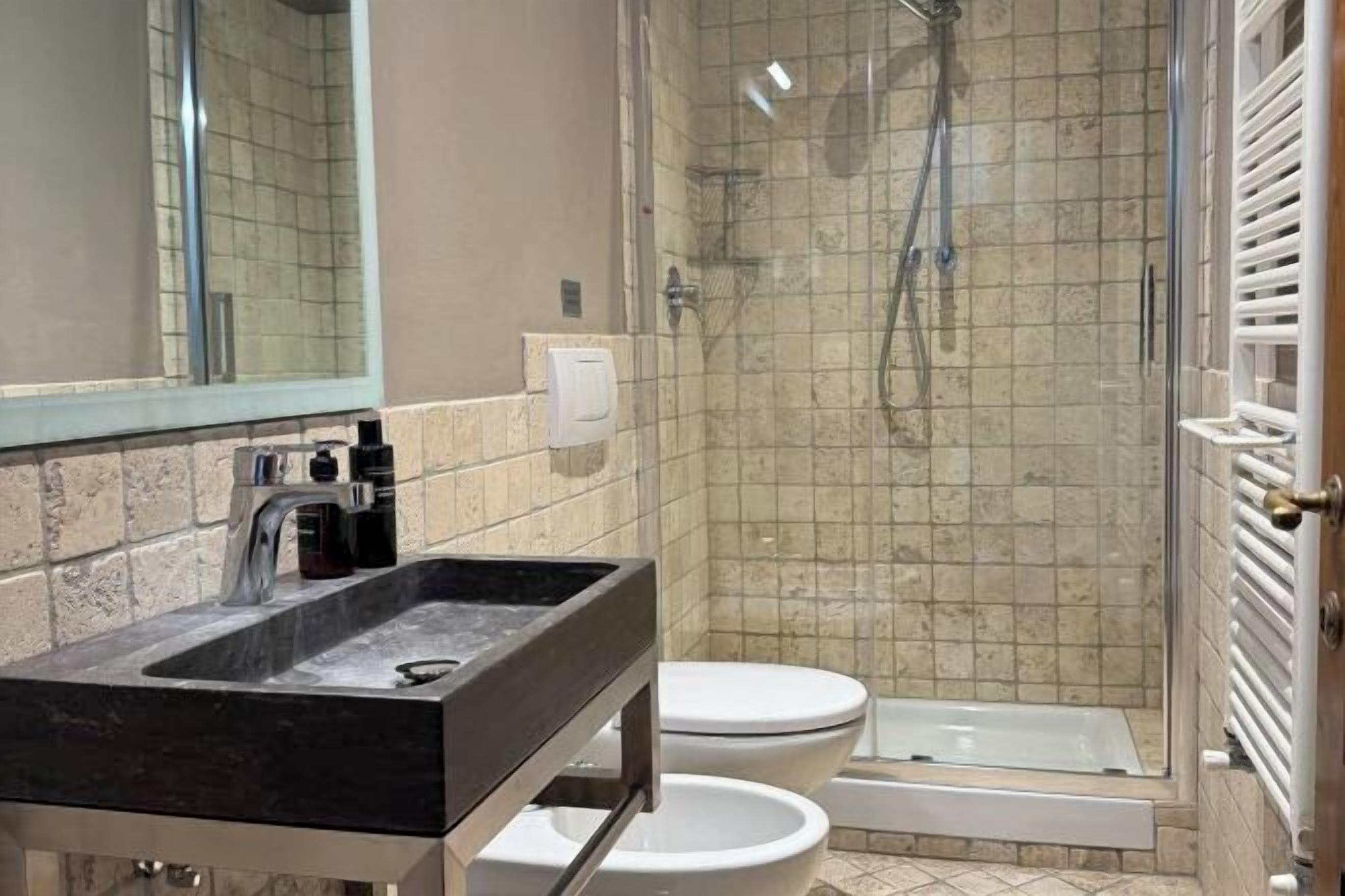 Salle de bain | Douche, articles de toilette (gratuits), séchoir à cheveux