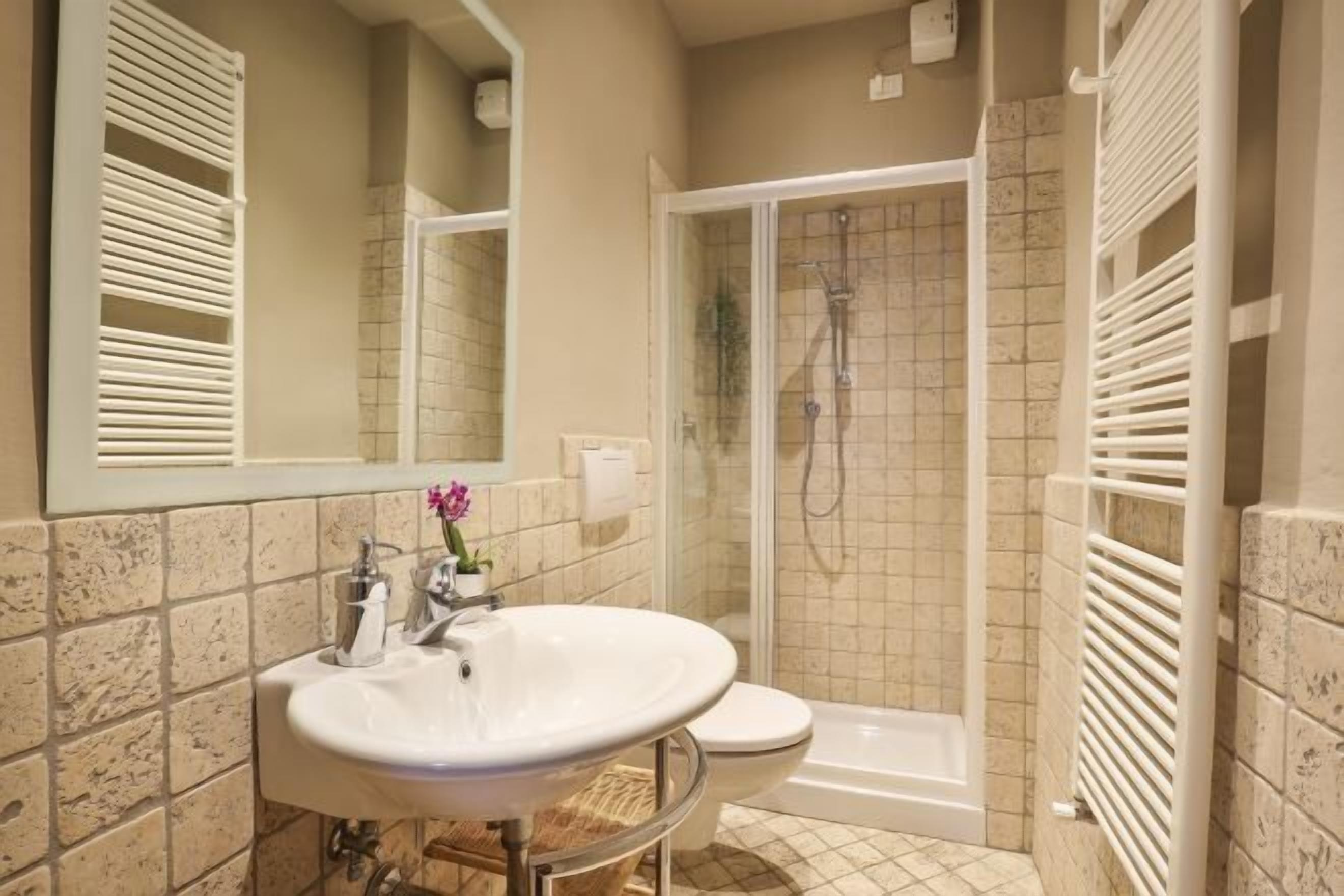 Salle de bain | Douche, articles de toilette (gratuits), séchoir à cheveux