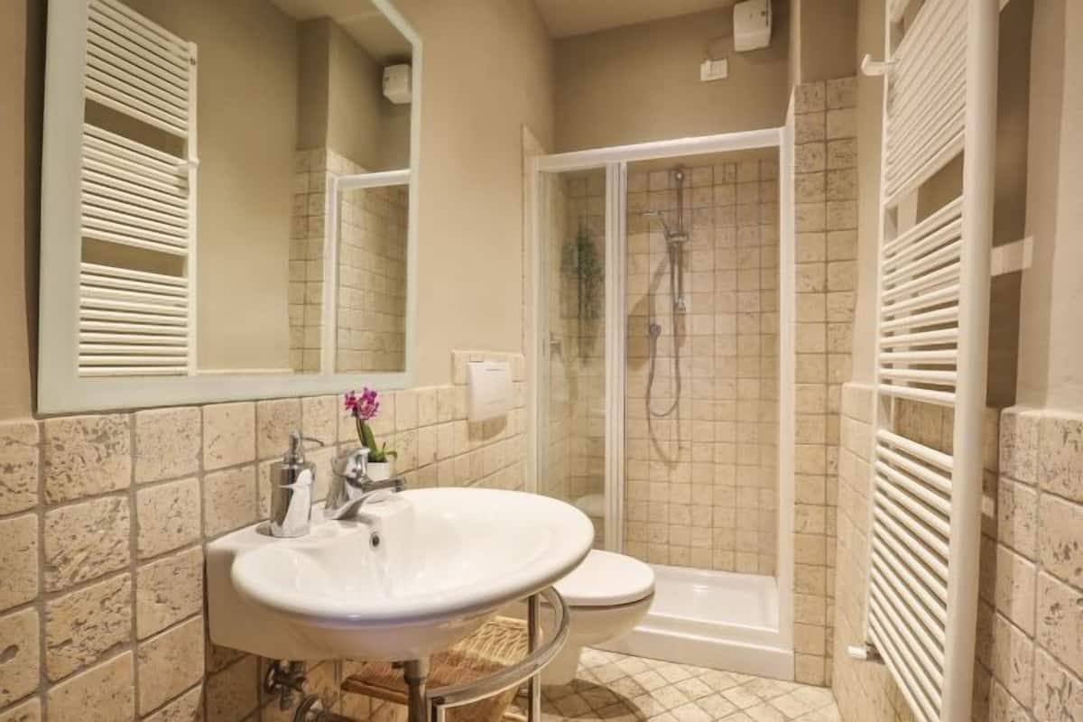 Salle de bain | Douche, articles de toilette (gratuits), séchoir à cheveux