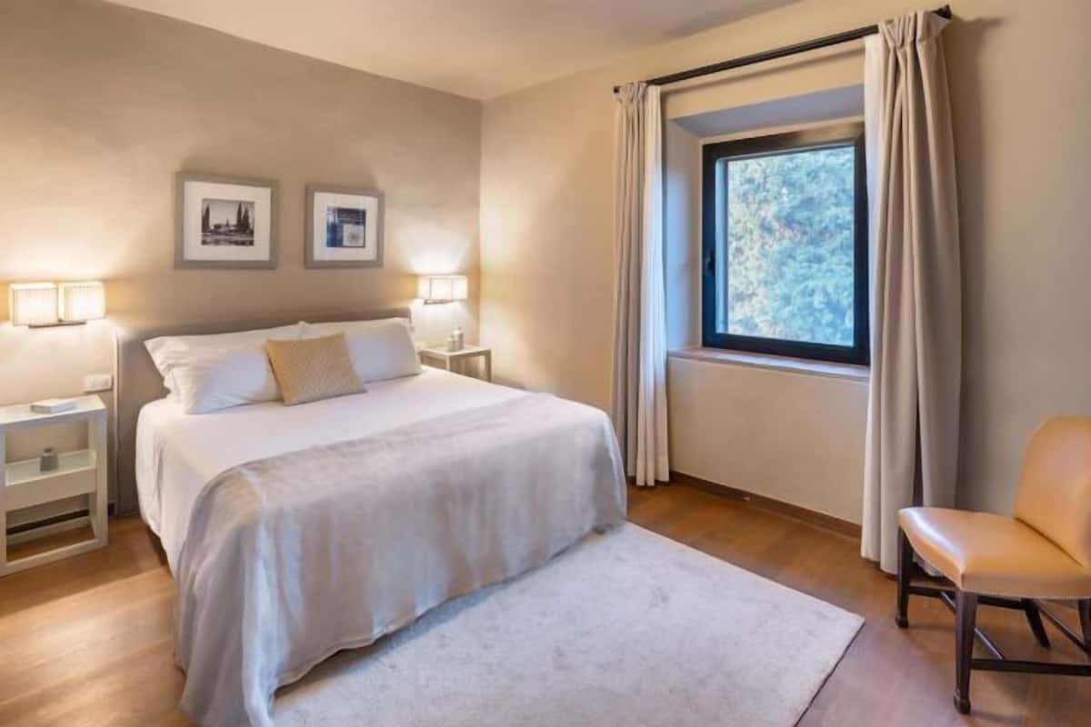 Hypo-allergenic bedding, down comforters, cribs/infant beds, free WiFi