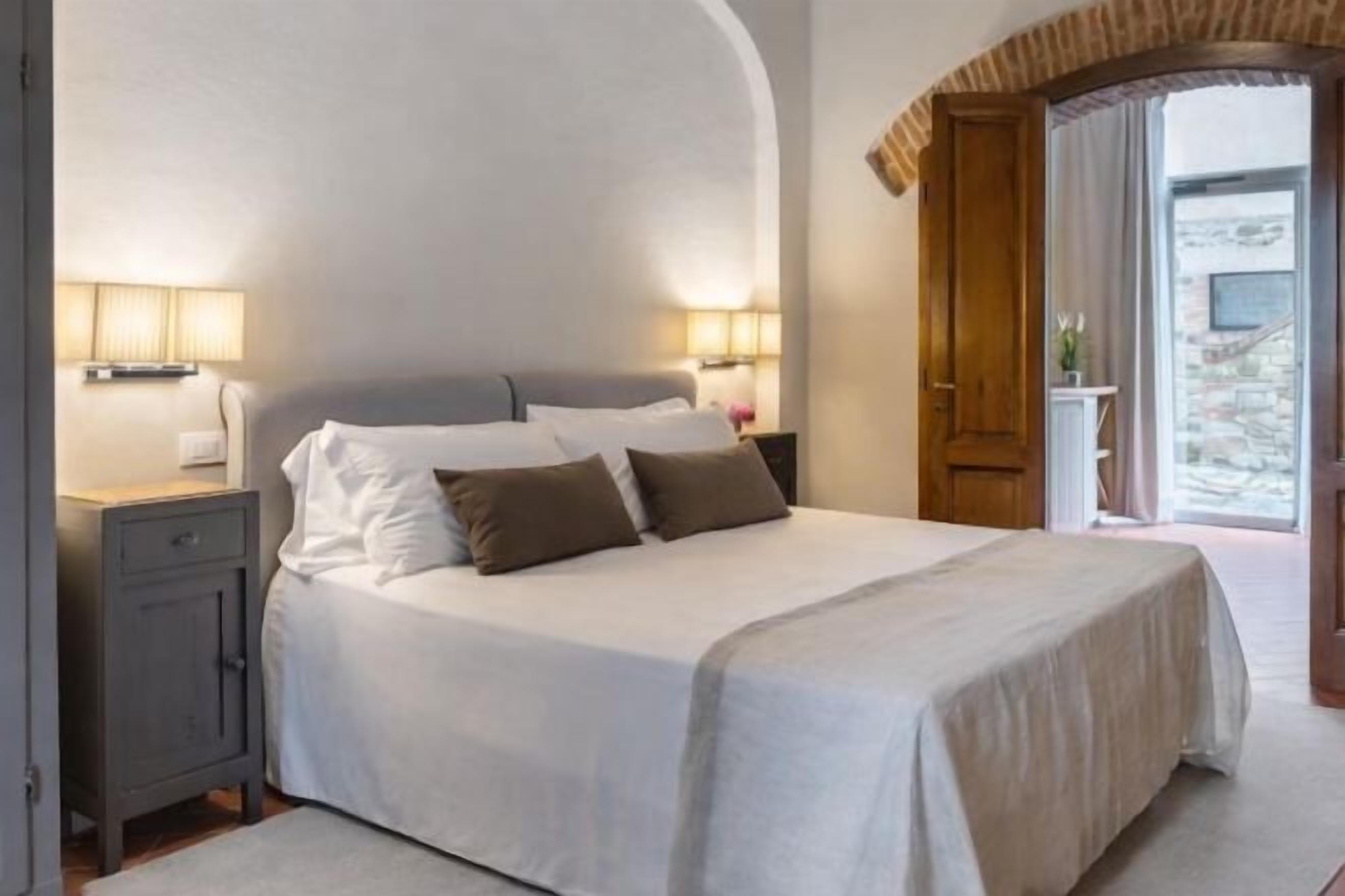 Hypo-allergenic bedding, down comforters, free WiFi, bed sheets