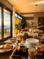 Se ofrece un desayuno bufé todos los días (por un coste adicional)