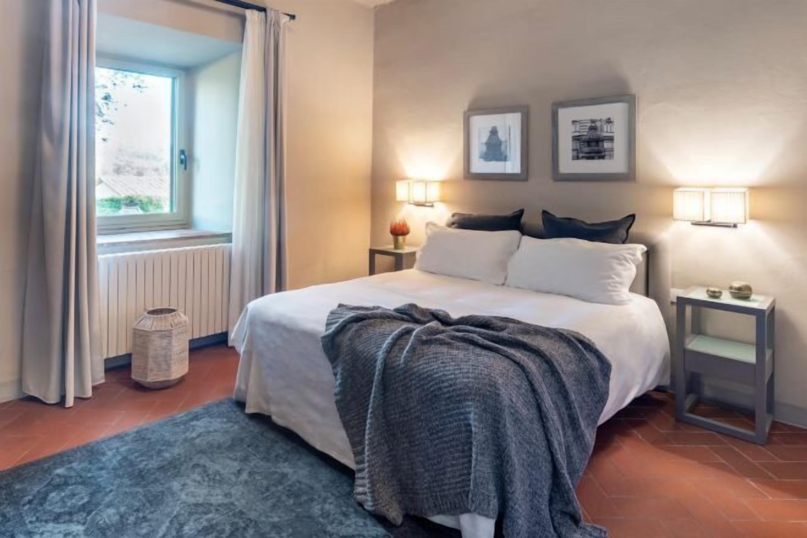 Hypo-allergenic bedding, down comforters, free WiFi, bed sheets