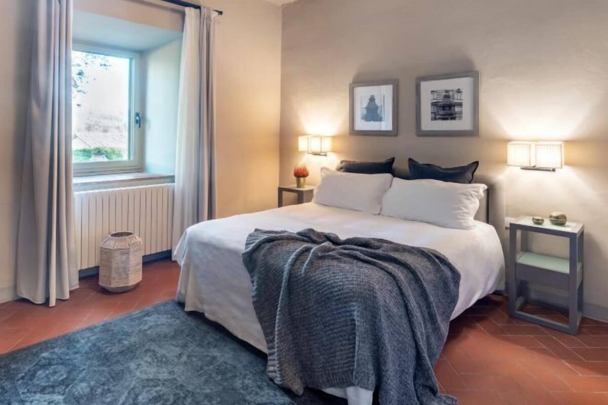 Hypo-allergenic bedding, down comforters, free WiFi, bed sheets