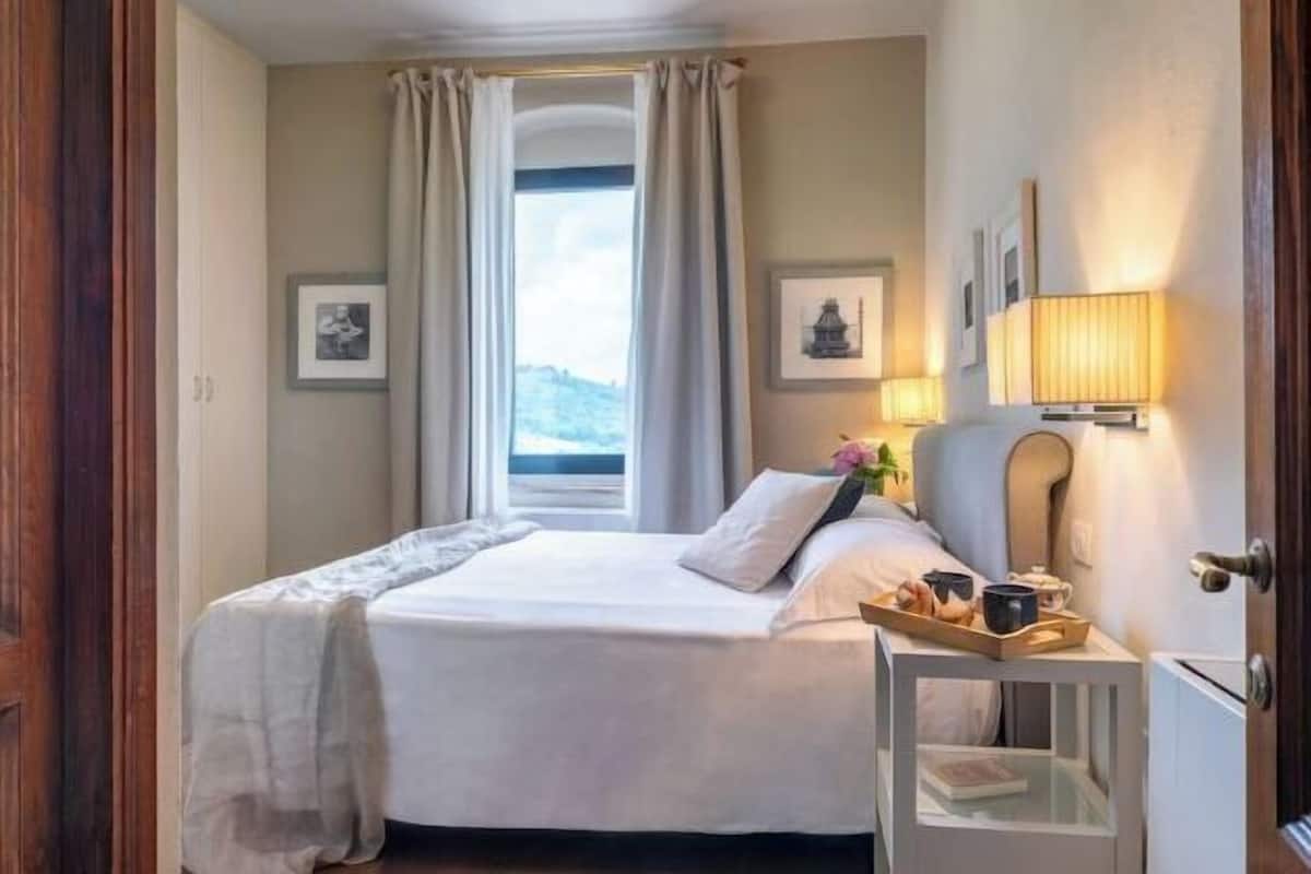 1 kamar tidur, seprai antialergi, selimut bulu angsa, dan Wi-Fi gratis