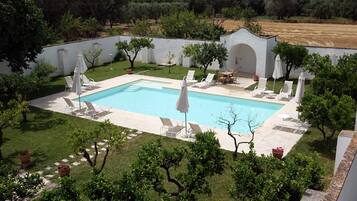 Una piscina al aire libre de temporada