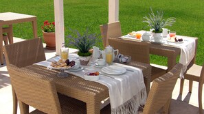 Frokost og lunsj serveres, retter fra jord til bord, utsikt mot hagen 