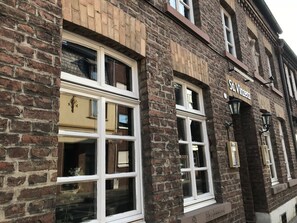 Vista frontal de la propiedad