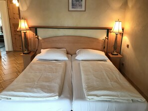 Habitación doble, 1 cama de matrimonio, no fumadores | Escritorio, wifi gratis, ropa de cama