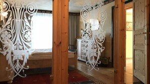 Quarto casal, 1 cama Queen, para não fumantes | Escrivaninha, Wi-Fi de cortesia, roupa de cama