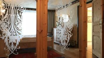 Double Room, 1 Queen Bed, Non Smoking | Desk, free WiFi, bed sheets