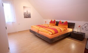 4 habitaciones, escritorio, wifi y ropa de cama 