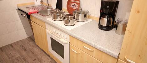 ثلاجة، ميكروويف، فرن، غسالة أطباق