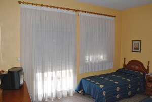 Caja fuerte, escritorio, wifi gratis y ropa de cama