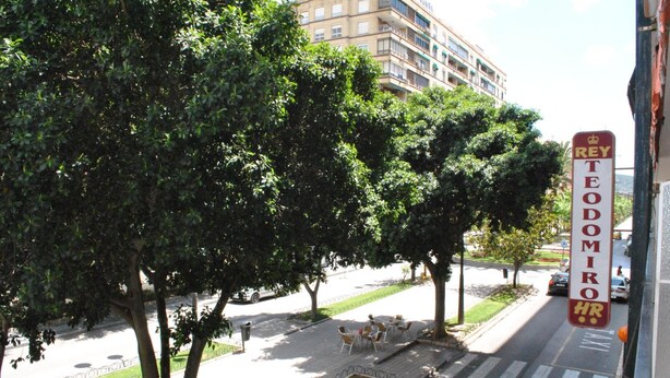 A street view with a building labeled "REY TEODOMIRO HR". - Rey Teodomiro (Orihuela)