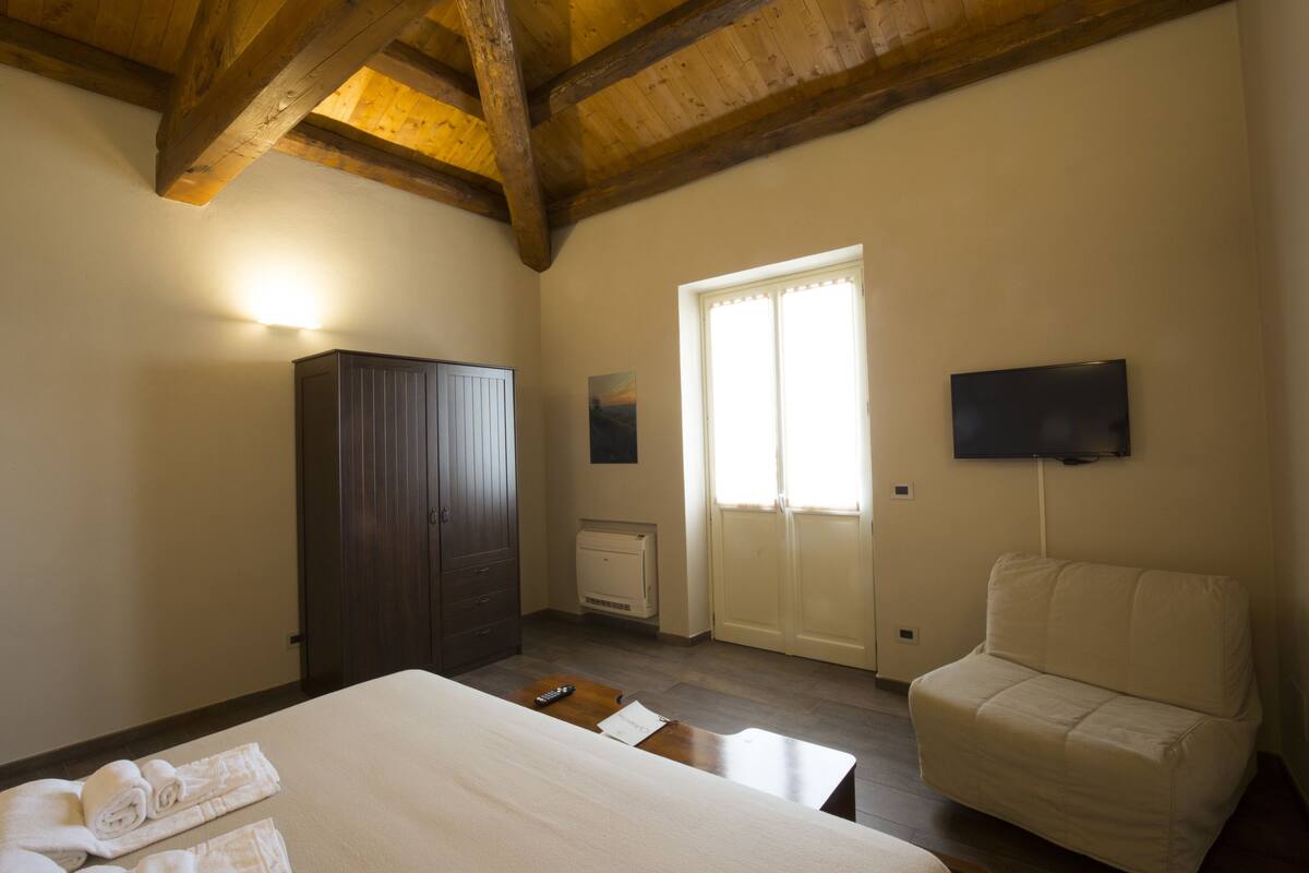 Habitación cuádruple Deluxe | Minibar, escritorio, camas supletorias y wifi gratis
