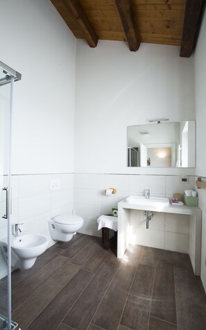 Habitación Deluxe doble, terraza | Baño | Ducha, artículos de higiene personal gratuitos, secador de pelo y bidé
