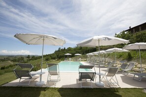 Una piscina al aire libre de temporada (de 10:00 a 19:00), sombrillas
