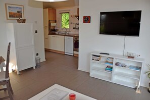 Kühlschrank, Mikrowelle, Ofen, Hochstuhl