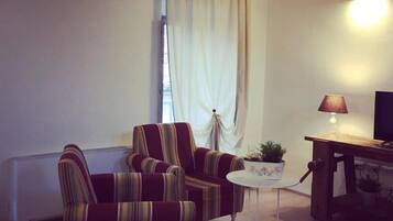 Suite Junior | Area soggiorno | TV a schermo piatto