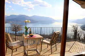 Outdoor dining - Country estate Cascina Borchina "LA FINCA" dream lake view, tranquility, nature, elegance, organic (Maccagno con Pino e Veddasca)