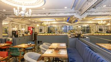 Petit déjeuner buffet