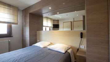 1 habitación, insonorización y tabla de planchar con plancha