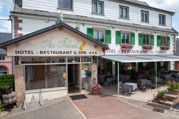 A hotel with a restaurant and spa, featuring outdoor seating and a welcoming entrance. - Hotel Restaurant & Spa Au Tilleul (Labaroche)