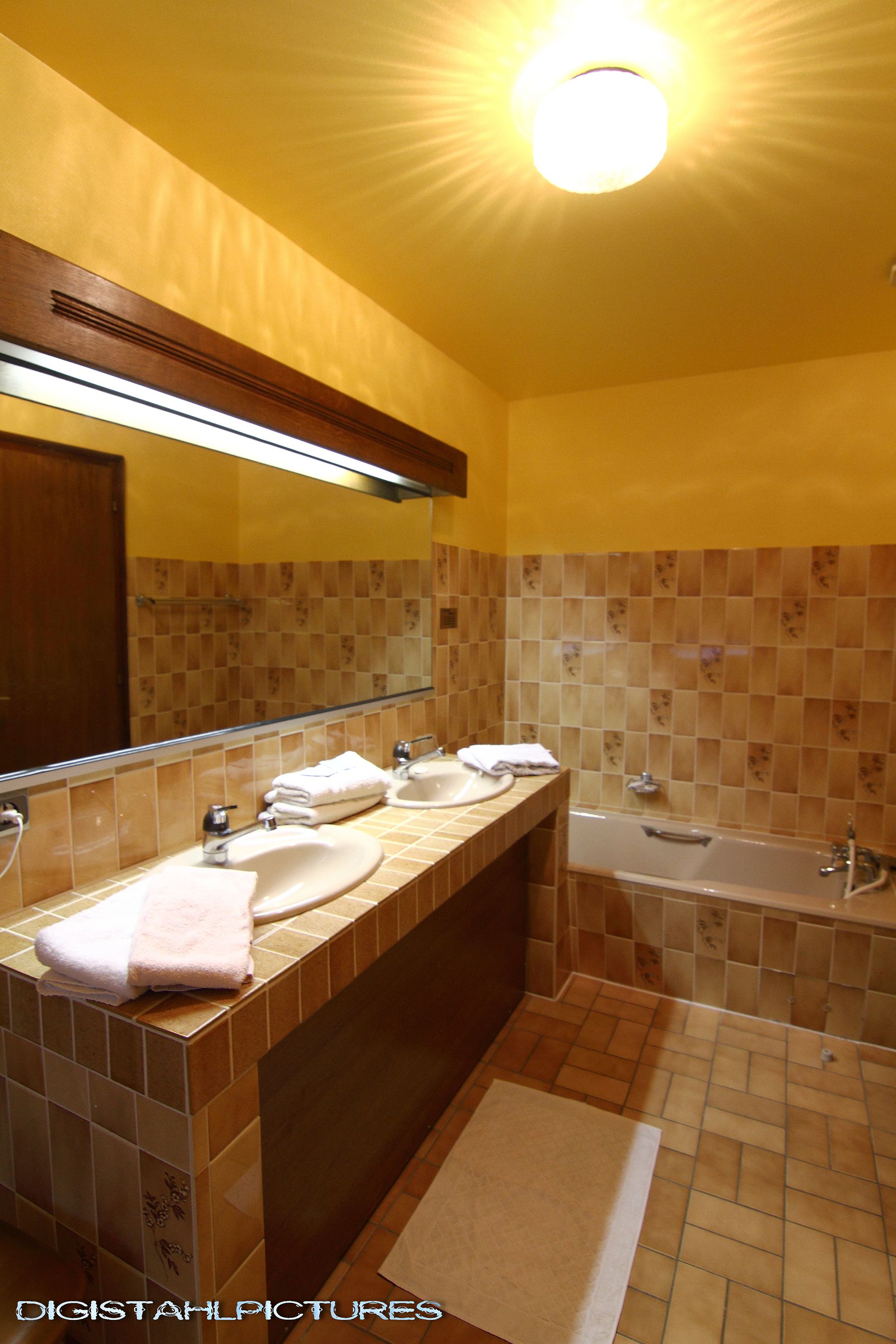 combined shower/bathtub, free toiletries, towels