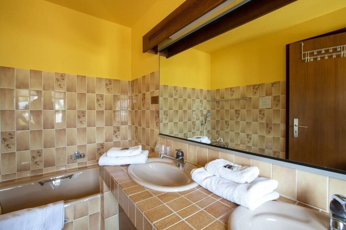 standard triple room | 1 bedroom, soundproofing, iron/ironing board, free wifi