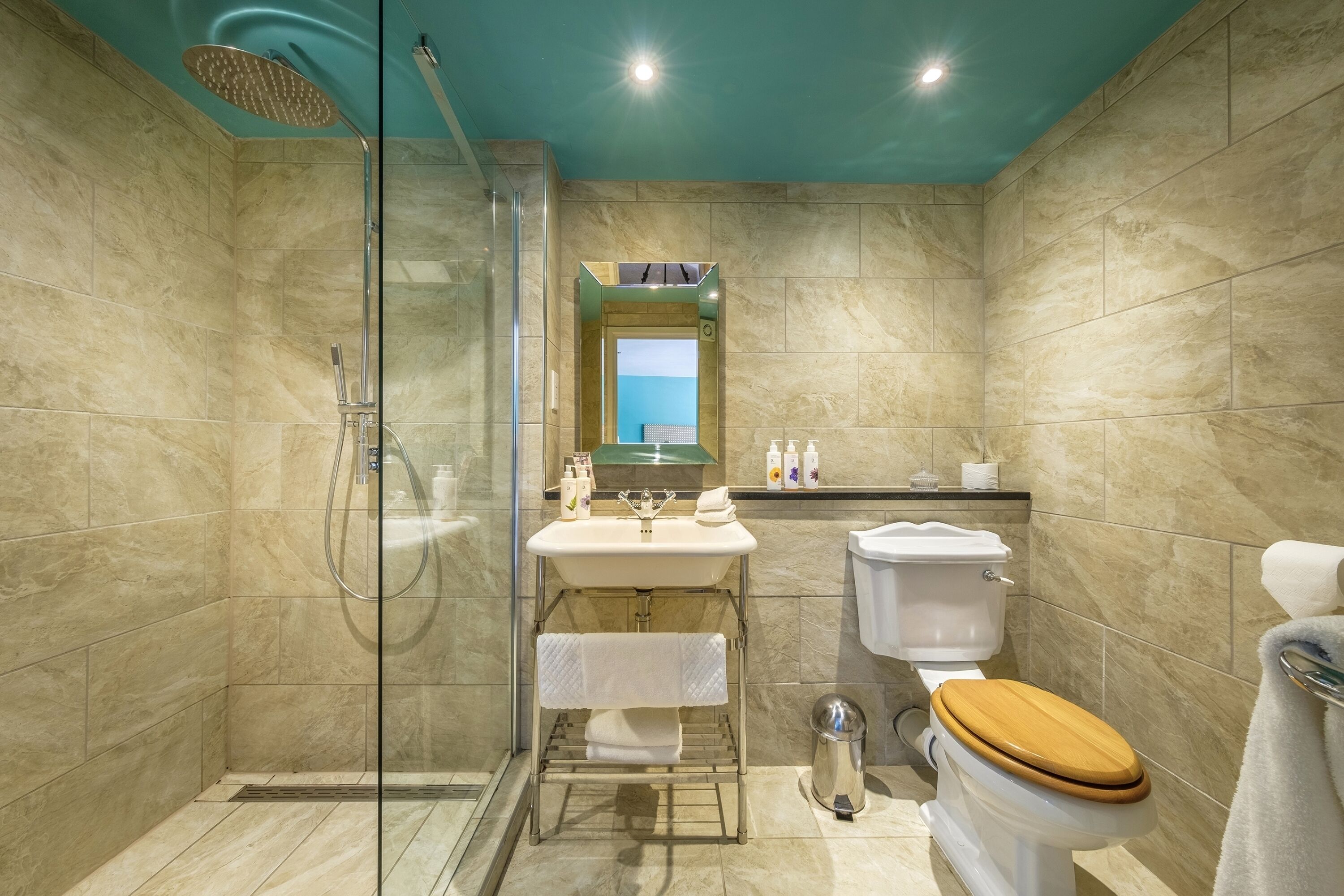 Classic Double or Twin Room, Courtyard Area | Bathroom | Free toiletries, hair dryer, towels, soap