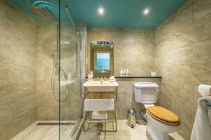 Classic Double or Twin Room, Courtyard Area | Bathroom | Free toiletries, hair dryer, towels, soap