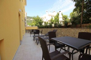 Outdoor dining - Holiday apartment mit Pool (Baška)
