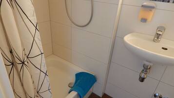 Un bagno con una vasca, una doccia e un lavandino.