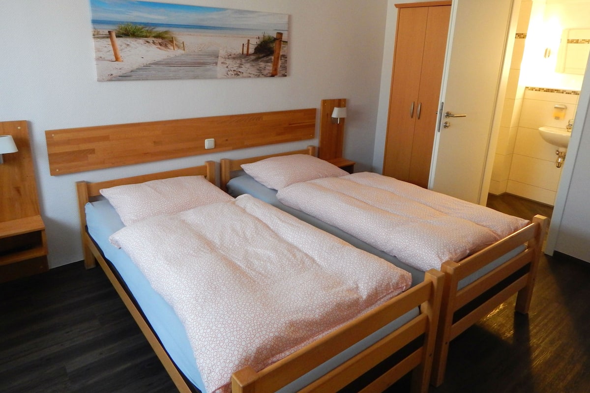 Tweepersoonskamer, en-suite badkamer | 1 slaapkamer, verduisterende gordijnen, reisbedje, gratis wifi