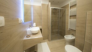 A modern bathroom with a large mirror, a round sink, a glass-enclosed shower, and a bidet. - B&B Chérie - Centro di Salerno (Salerno)