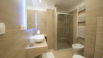 Ducha, artículos de tocador gratuitos, batas, bidet