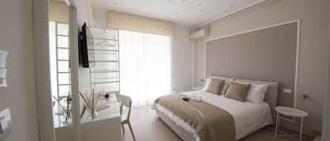 Chambre Double Supérieure, vue partielle sur la mer | Literie de qualité supérieure, couette en duvet d'oie, minibar, bureau