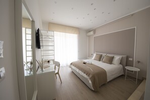 Kamar Double Superior, pemandangan laut terbatas | Seprai premium, selimut bulu angsa, minibar, dan meja kerja