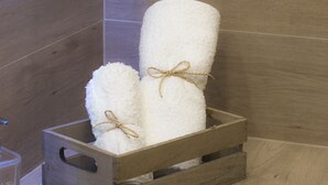 A wooden crate with two white towels tied with twine. - B&B Chérie - Centro di Salerno (Salerno)