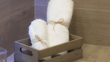 Ducha, artículos de tocador gratuitos, batas, bidet