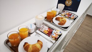 A breakfast tray with croissants, juice, and yogurt on a hotel counter. - B&B Chérie - Centro di Salerno (Salerno)